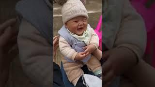 小宝宝笑得太甜了，这笑声能治愈坏心情  The baby laughs so sweetly, this laugh can heal bad moods