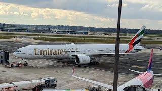 Boeing 777-300ER Emirates taxing and departure | Hamburg Airport