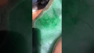 不起眼的黑石头一刀爆色货主眼都瞪直了翡翠原石翡翠 #jade#jewelry#gem##jade #玉 #赌石 #原石 #缅甸翡翠 #珠寶#翡翠  #翡翠原石