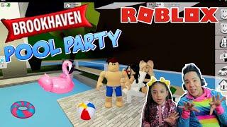 POOL PARTY EN ROBLOX historias - ACCIDENTE EN LA ALBERCA  / Kids Play