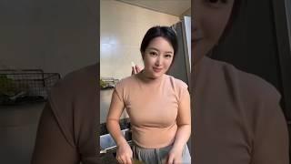 육덕미 은밀한 시선 Yuk Deok-mi's secret gaze.
