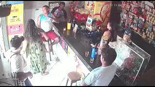 Esposa entra no bar e arrasta marido pra casa ! Veja vídeo: