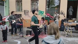 Street music in Berlin is a very good group Deutsch musical