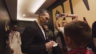 KLITSCHKO MEETS UKRAINIAN AND ENGLISH FANS BACKSTAGE AFTER USYK FIGHT