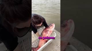 Ce pêcheur libère ce poisson rouge 