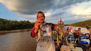 2 days on the water hunting monster prawns