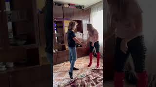 БЕЗУМНЫЙ ПАША. ОЛЕГ МОНГОЛ. КРАСОТКА ИРА СКАЗАЛА ИРИШКЕ ЧИКИ ПИКИ ШО ЕЕ КРАСНЫЕ САПОГИ СТРЕМНЫЕ.