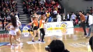 Jewelry (쥬얼리) Baby J, Yewon & Semi playing basketball 110407 베이비 제이 예원 세미