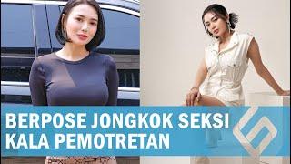 Janda Pose Jongkok, Gaya Seksi Wika Salim Pakai Baju Tanpa Lengan Curi Perhatian