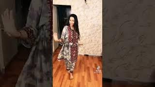 Balochi girl dancing in balochi song per ka cheleepha