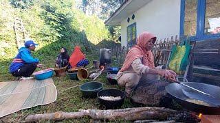 Senyum Bahagia Masak dan makan bersama warga pelosok, seperti hajatan