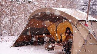 【4K】一个人在幽静的山间雪中露营。 在一个放松的避难所里听到雪花飘落的声音。