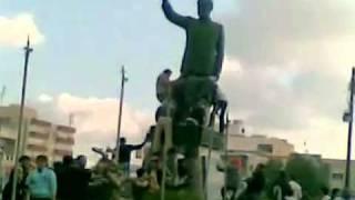 Syrie: des manifestants s'attaquent à une statue du père d'Assad