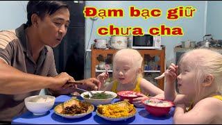 Bữa cơm đạm bạc của ba cha con Tâm Tâm, khi mẹ vắng nhà - SONG SINH THIÊN THẦN