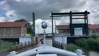 Schutten past maar net Friese sluis Lemmer groot verval en zeer krap rondom voor woonschip Robbedoes