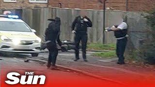 Machete-wielding thug attacks two policemen in broad daylight