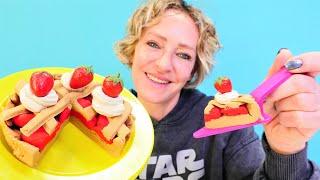 Spielzeug Video für Kinder - Nicole macht aus Play-Doh Knete einen Erdbeerkuchen