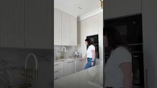 Идеальная белая кухня с двумя холодильниками #мебельназаказ #дизайнинтерьера 