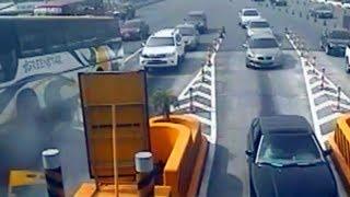 SKILLFULL BUS DRIVER avoided ACCIDENT on Skyway Toll Gate, Philippines