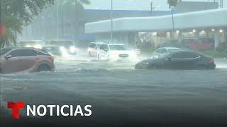 Las torrenciales lluvias paralizan autopistas y aeropuertos al sur de Florida | Noticias Telemundo