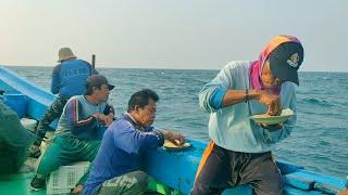 Menikmati Makan Siang Di Tengah Goyangan Ombak!! Vlog Nelayan Mencari Ikan - Nelayan Story