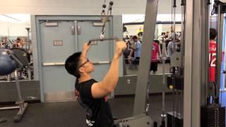 動作教學：滑輪下拉 Lat Pull Downs (入門)