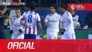 Manotazo de Raul García a Khedira