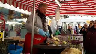 Marktfrau auf dem Kraemermarkt bei der Arbeit