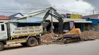 mini excavator unloading from truck p2