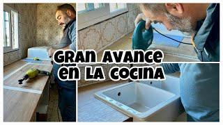 #85  POR FIN GRAN AVANCE EN LA COCINA 🪚/ colocamos el fregadero de cerámica ️