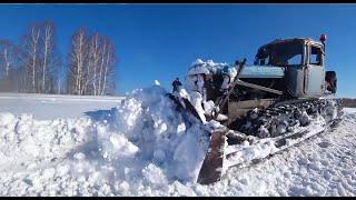 Тракторы ДТ-75 в мощных сугробах! DT-75 tractors in heavy snowdrifts! Bulldozers are rowing snow