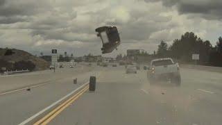 États-Unis : percutée par un pneu, une voiture s’envole sur l’autoroute