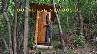 Costruisco un bagno esterno nel bosco (outhouse) con attrezzi manuali.