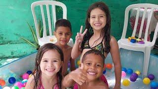 As Aventuras de Sofia e Giovana | brincando na piscina ️