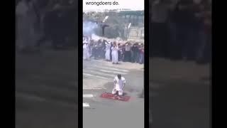 İsrail Askeri Sokak Ortasında Namaz Kılan Filistinliye vuruyor-Dislike Atma-yan duran salat al-banou