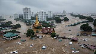 Today Thailand is drowning! Cars and people stranded, flooding in Nakhon Si Thammarat