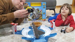 Fatih Selim'in doğum günü hediyesi hot wheels monster trucks mecha shark face off set