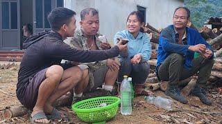 Harvest taro tubers to sell at the market to earn extra income