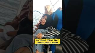 momen lucu ketika buk bidan Latah naik kapal laut ombak nya besar ‼️ #lucu #ngakak #emakemak #bidan