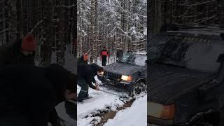 Спасение рядового Jeep Grand Cherokee с помощью лебёдки и траков