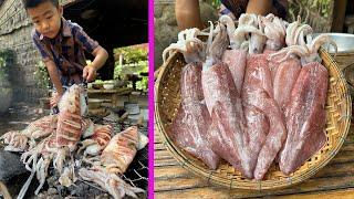 Smart son cook Long squid for mom - Grilled squid cooking - Chef Seyhak