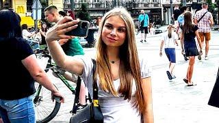 Львів, селфі зона, вуличні музиканти, проспект Свободи, дівчата в літніх сукнях. #львівплощаринок