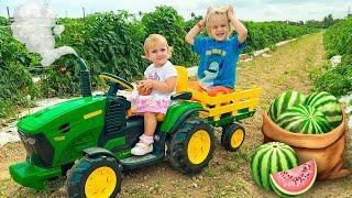 Chris und Mama lernen auf dem Bauernhof, wie man Beeren erntet