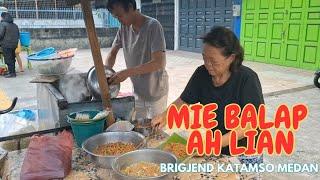 Setiap Pagi, Ibu & Anaknya Selalu Bersama Berjualan Mie Balap AH LIAN. Mie Kuningnya Paling Laris.