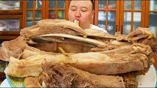 A Qiang made 13 pounds of Inner Mongolian hand-held lamb. It feels so good to eat the meat.