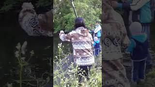 Волшебная удочка у племяшки, тягает карасей на пруду.