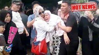 Hot News! Tangis Keluarga Pecah di Pemakaman Ayahanda Putri Titian - Cumicam 11 Maret 2019