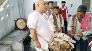 vyas aacharya pandit shri bhaskar joshi ji dhol damau bajate huye