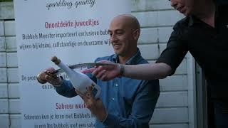 Workshop champagne sabreren van Bubbels Meester met champagneproeverij