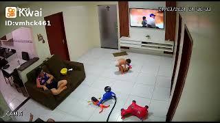 Niño Rompe Televisor con Su Juguete